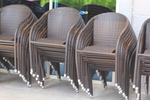 Качествени стифиращи столове от ратан за открито заведение
